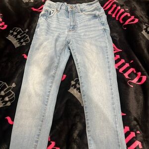 LIGHT WASH SKINNY JEANS